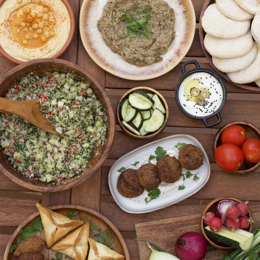 Especialidades libanesas Moun Kitchen servidas en una mesa
